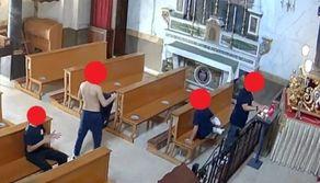 Escono in anticipo da scuola e vandalizzano una chiesa: ripresi dalle telecamere di sicurezza