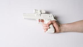 Spari davanti a scuola con pistola ad aria compressa, studentessa sfiorata da una scheggia