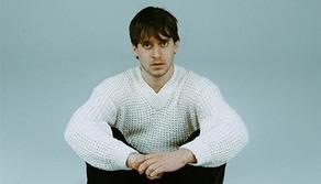 Amici, chi è Holden e cosa sapere sulla canzone Dimmi che non è un addio