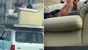 Sdraiato sul divano sul tetto di una Panda: centinaia di euro di multa