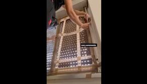 Studenti riparano finestra pericolante a scuola con lo scotch