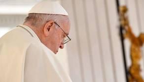 Sì al battesimo per transgender e figli delle coppie gay, Papa Francesco apre a comunità LGBTQ+