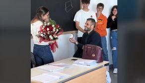 Proposta di matrimonio alla docente a scuola davanti alla classe, complici gli studenti