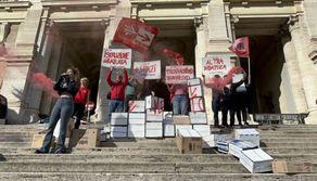 Gli studenti davanti al Ministero: "Abbattiamo la scuola del merito"