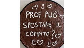 Dolci, dediche e cuori per i prof: la nuova strategia degli studenti per evitare le verifiche a scuola