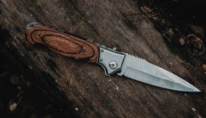 Accoltella compagna di classe a scuola, 17enne accusata di tentato omicidio