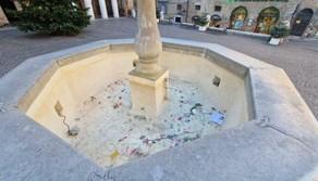 Urbino, festa di laurea con multa: i coriandoli intasano la fontana