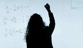 Un insegnante si sfoga sui social: "Gli studenti passano il giorno a ridere, a fissare lo smartphone e a non capire nulla"