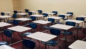 Il collaboratore scolastico accusato di molestie torna a scuola, un'intera classe resta a casa per protesta