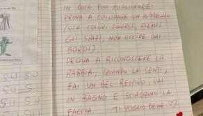 Il maestro che scrive frasi motivazionali ai suoi alunni: "Hai dimostrato che ti impegni, ecco come puoi migliorare"
