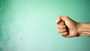 La mamma e la nonna di bimbo di 4 anni schiaffeggiano la maestra