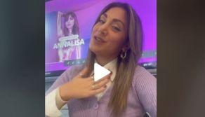 Su TikTok c'è la maestra che insegna lo spagnolo traducendo le canzoni di Sanremo 2024 (e facendole cantare)