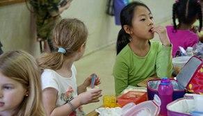 Giappone, gli studenti svolgono compiti di pulizia e servizio mensa già alle elementari