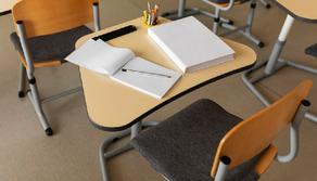 Prende 2 in matematica, 14enne si lancia dal terzo piano a scuola