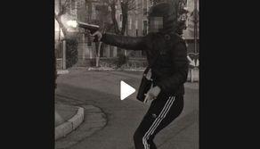 Ragazzi girano video con le pistole e lo postano su TikTok