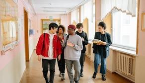 No agli zaini pesanti, alla scuola media arrivano gli armadietti