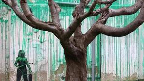 Un nuovo murale di Banksy a Londra: la vernice verde sembra la chioma di un albero