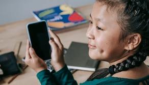 La scuola in Cina che confisca e distrugge i cellulari degli alunni: “Chi viene sorpreso in classe a giocare viene punito"