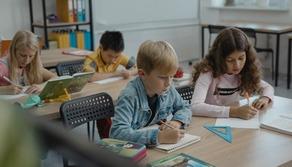 Meglio le vacanze delle lezioni: solo a 1 adolescente su 8 piace molto andare a scuola