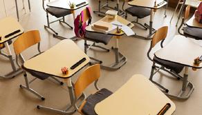 Studente spruzza lo spray al peperoncino in classe: nella scuola è il panico