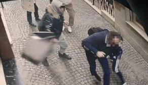 Rimprovera due adolescenti, loro lo aggrediscono a calci e pugni: prende anche un bidone in testa