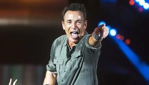 Bruce Springsteen firma la giustificazione scolastica a un fan durante il concerto