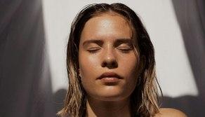 Glass Skin trend su TikTok, cos’è e come ottenerla: la giusta routine