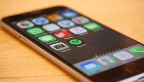 Cellulare in classe, studente prende 6 note in 3 mesi: tutti gli alunni dovranno consegnare il telefono prima delle lezioni