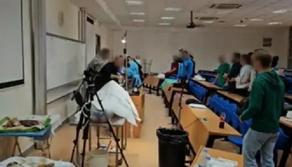 Medici e specializzandi ballano il 'Gioca Jouer' durante corso di autopsia, si scatena la bufera