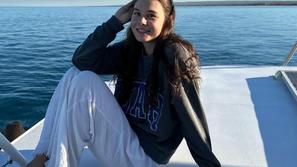 Susanna viene ammessa a tre università internazionali, e deve ancora svolgere la Maturità