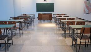 Troppi atti di vandalismo, la scuola chiude i bagni e costringe gli studenti a fare i bisogni in...cortile