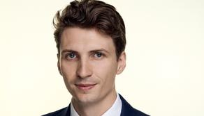 È tra i migliori studenti dell'università di Yale ma decide di tornare in Italia per aiutare il suo Paese