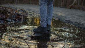 Rissa e botte tra genitori a scuola per una pozzanghera