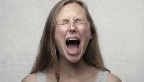 "Urla, dice parolacce, litiga con tutti: la mia prof è folle", lo sfogo della studentessa fa discutere