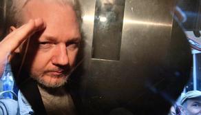 Chi è Julian Assange e di quali reati era accusato?