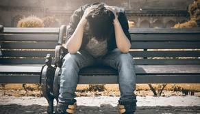 “Perché c’è tutto questo mal di vivere a 24/25 anni?”: scoppia il dibattito sui social