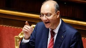 Valditara annuncia un aumento di 300 euro per gli insegnanti