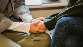 Salvare una vita con la donazione di sangue e di midollo: le cose da sapere e le storie di chi l’ha fatto