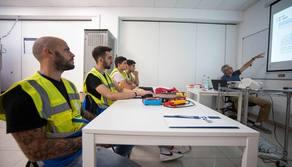 Dopo il diploma diventa un professionista delle reti elettriche in 5 settimane e inizia a lavorare: ecco come