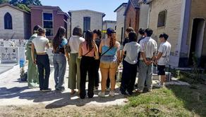 Dopo la Maturità la classe si ritrova sulla tomba della prof