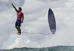 Olimpiadi 2024: la foto perfetta del surfista che vola