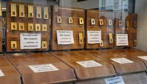 Si innamora della vetrina della libreria e compra tutti i libri per 10mila euro