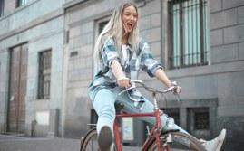 I giovani oggi si muovono “sostenibili”, ma l’Italia è indietro. E per il futuro c’è chi pensa all’auto di proprietà