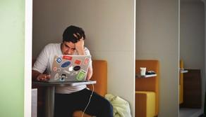 Convivenza al limite: “I miei coinquilini non mi sopportano perché sono introverso”