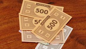 Vende la collezione Pokemon per 105mila euro ma lo pagano coi soldi del Monopoli