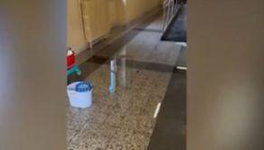 In una scuola di Roma piove dentro le classi: le immagini