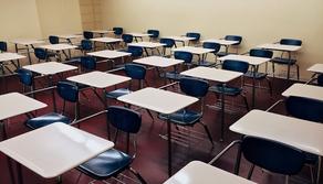 Lite a scuola per una ragazza, studente accoltellato