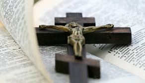 Crocifisso a scuola, sì del municipio a Roma per esporlo nelle classi: scoppia la polemica