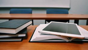 La maestra che faceva recitare preghiere e rosari invece di insegnare italiano