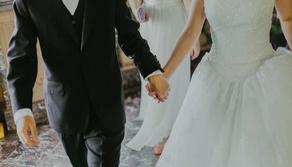 Si sposa e chiede all'ex professore di celebrare il matrimonio: “Sei stato un insegnante di vita prima che di italiano”